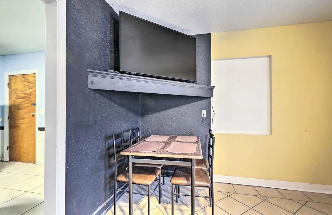 Low-Key Tampa Abode Close To Area Attractions-1